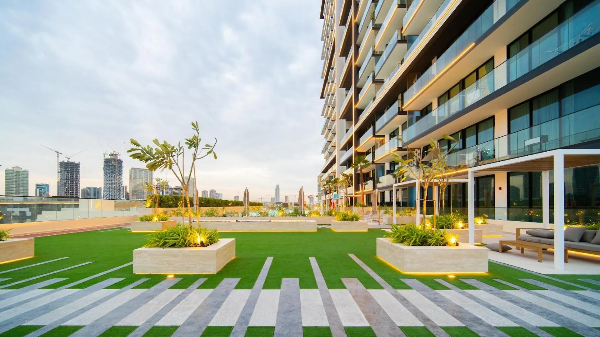 Your Peaceful View - 1Br With 2 Balconies On 28Th Floor Dubai Apartment